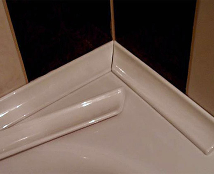 Hoe een keramische rand aan de zijkant van het bad te lijmen Bath grens