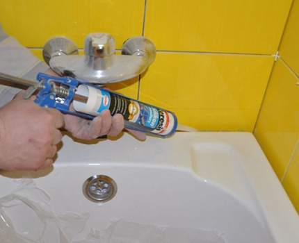 Het dichten van de opening tussen de badkamer en de muur Pistool monteren