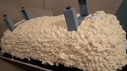 Isolering av bunnen av badet med skum Ytterligere behandling av stålbad