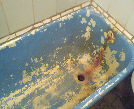 Ang mga kawalan ng paraan ng pagpapanumbalik ng bulk bath Ang paliguan ay ipininta nang maraming beses