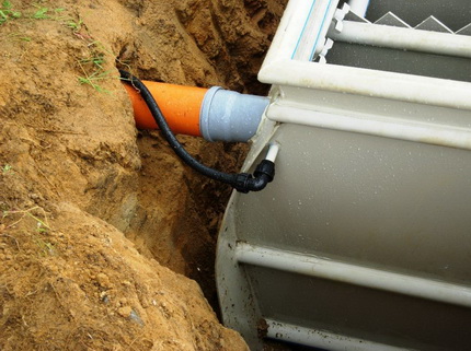 Installation de tuyaux de raccordement de capacité à une fosse septique Tver Installation d'une fosse septique Tver