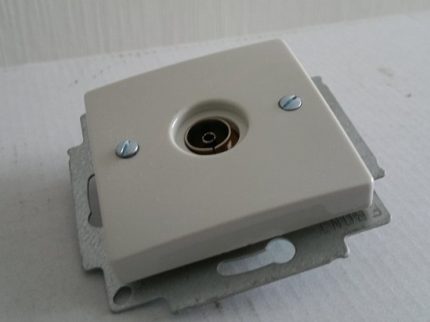 Comment fonctionne une prise de télévision standard? Apparence du débouché