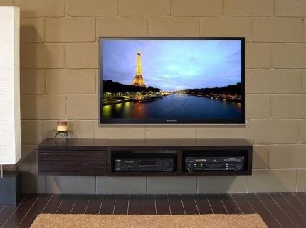 Une option pour l'emplacement de la prise et du téléviseur sur le mur Installation de prises derrière le téléviseur