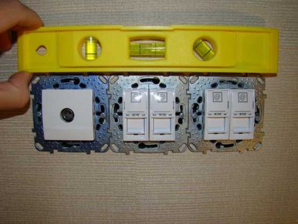 Installation d'un bloc de prise pour un téléviseur et Internet pour l'installation Alignement de sortie