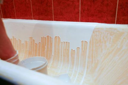 Hoe een bad te emailleren met vloeibaar acryl Aanbrengen van vloeibaar acryl