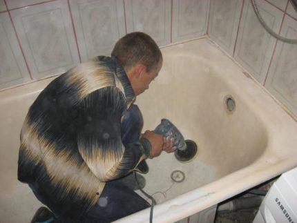 Zelfgemaakte emaille badbereiding Het bad klaarmaken voor reparatie