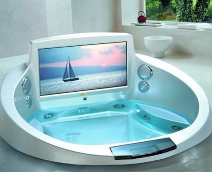 Bathtub na may hydromassage at multimedia system Si Jacuzzi kasama ang TV