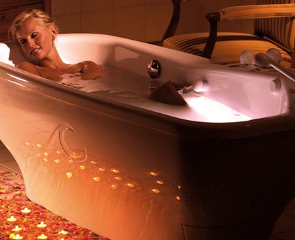 Pumili ng isang Russian bath na may hydromassage - makatipid ng pera Acrylic backlit whirlpool bathtub