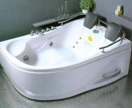 Nakakarelaks na hot tub Hot tub na may headrests