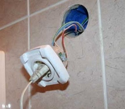שקע עמיד למים שלא הותקן כהלכה שקעים קרועים