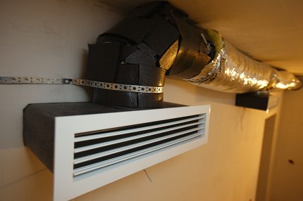 Elementos do sistema de aquecimento do ar de uma casa de campo Grelha de conduta