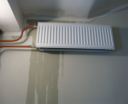 Mga pagkakamali sa sapilitang pag-init circuit circuit Ang Leaking radiator sa ilalim ng kisame