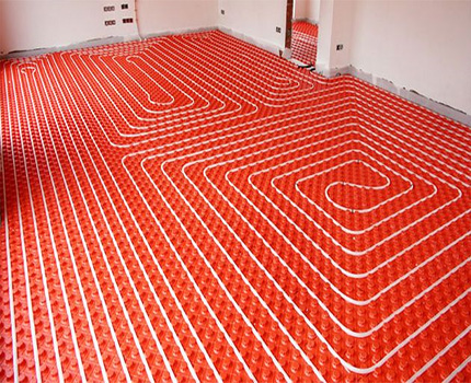 Heat-insulated floor with the heat carrier heated in the furnace Underfloor heating pipes