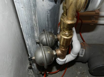 Paano maiiwasan ang martilyo ng tubig sa mga tubo ng sistema ng pag-init at supply ng tubig Mga elemento ng unan sa circuit