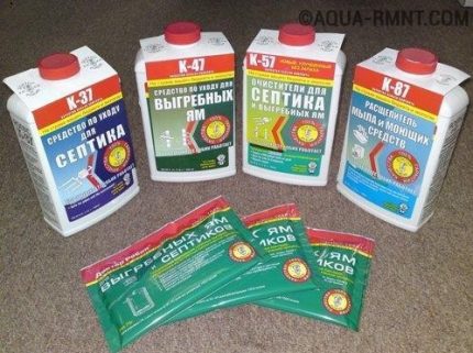 Assortiment de produits biologiques. La photo montre une gamme complète de fonds de l'entreprise. En plus des agents de nettoyage et huppe pour fosses septiques, l'entreprise se développe dans des domaines tels que la production d'agents pour accélérer le compost Une gamme de bactéries pour fosses septiques et puisards Dr. Robik