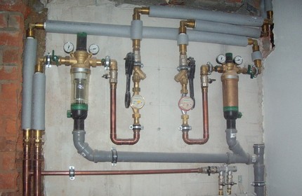 Paano nangyayari ang martilyo ng tubig sa mga sistema ng pag-init at supply ng tubig? Mga likas na hadlang sa paggalaw ng coolant