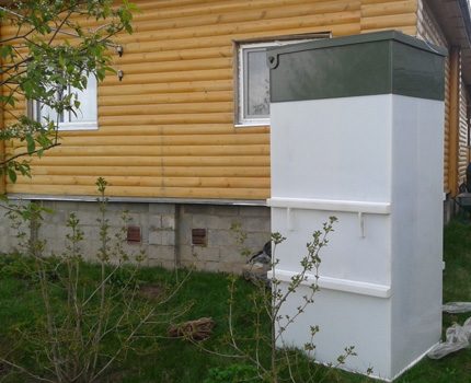 Szeptikus tartály az ország többlépcsős szennyvíztisztításához Bioremediációs növények otthoni használatra