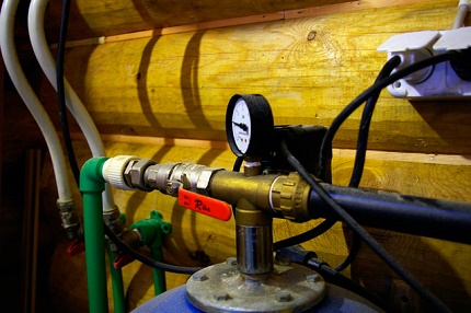 How do hydraulic tanks work when included in the water supply system Water tank in the water supply system