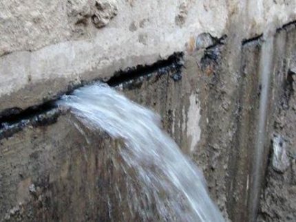 Hasil kalis air kolam yang berkualiti rendah Kebocoran aktif melalui sambungan konkrit