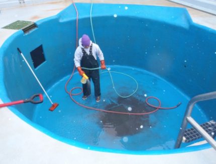 Lakukan kalis air dan penamat kolam sendiri Kalis air kolam dengan kalis air lapisan berwarna