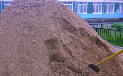Du sable est nécessaire pour remplir la fosse septique des pneus