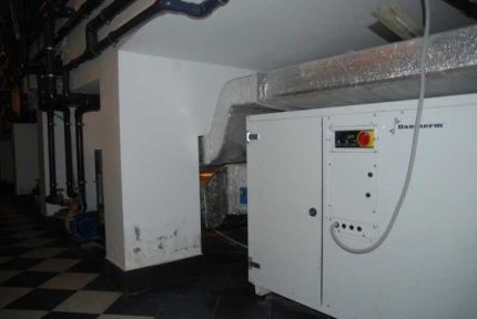 Kompleks peralatan untuk mengekalkan iklim mikro di kolam Kompleks ventilasi