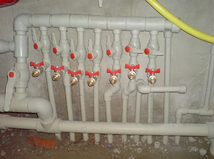 Ang pagpupulong ng kolektor sa panahon ng pag-install ng mga tubo ng tubig mula sa mga plastik na tubo Polypropylene sewer pagpupulong