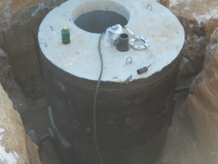 Autocollant d'étanchéité en rouleau sur les parois d'une fosse septique en béton