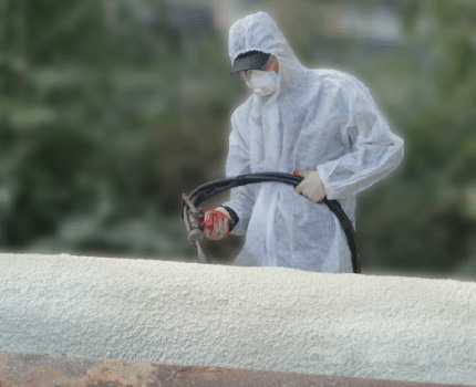 Gomma piuma di poliuretano che spruzza sui tubi di acqua