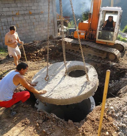 Hely kiválasztása egy kétkamrás, betongyűrűkből készült szeptikus tartályhoz Egy hely az építkezési berendezések manőverezéséhez