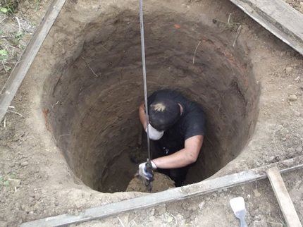 Hogyan készítsünk alapozó gödöt betongyűrűkből készült szeptikus tartályhoz A talaj ásása és ártalmatlanítása