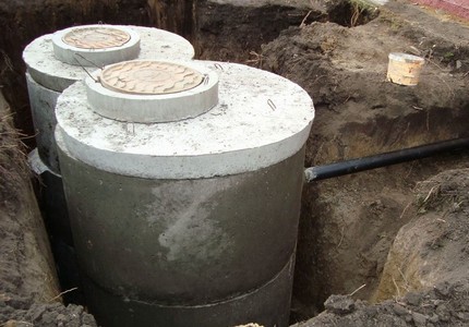A betongyűrűkből készült kétkamrás szeptikus tartály megjelenése Kész gyűrűtisztító változat