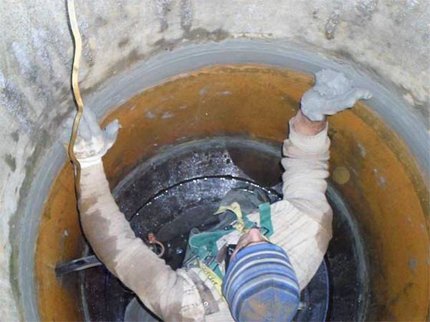 Betongyűrűkből készült kétkamrás szeptikus tartály karbantartása Fali hibák kiküszöbölése
