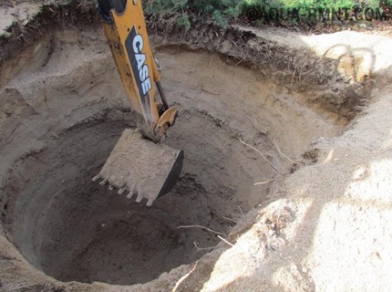 Hogyan készítsünk alapozó gödöt betongyűrűk szeptikus tartályához A gépesítés használata