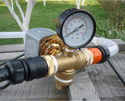Installation d'un capteur de pression d'eau sur un tuyau d'irrigation Arrosage avec un capteur de pression d'eau