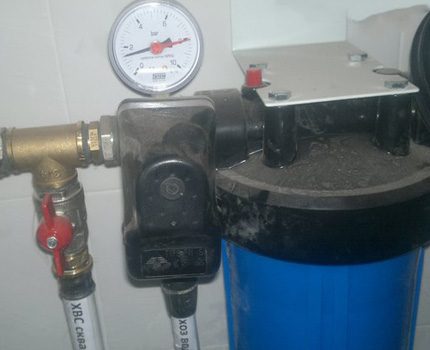 Comment éviter les chutes de pression d'eau en installant un accumulateur hydraulique et un capteur Le volume de l'accumulateur dépend du nombre d'habitants