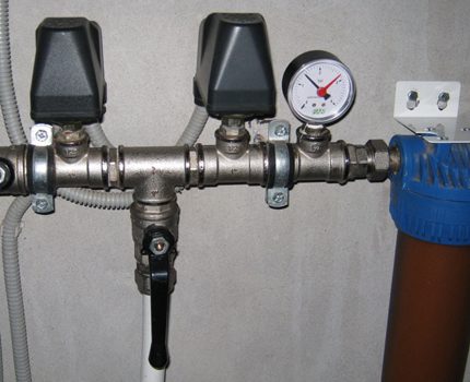 Installation de deux capteurs contre les chutes de pression dans la canalisation Une paire de capteurs de pression - primaire et secondaire