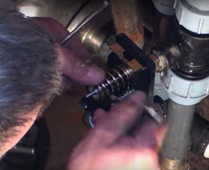 Effectuer le réglage du capteur de pression d'eau dans l'alimentation en eau L'ajustement peut être fait par vous-même