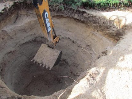 Pit device for the construction of a septic tank from concrete wells The work of special machinery for excavation