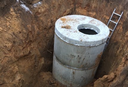 The nuances of the device of septic tanks made of concrete rings Top concrete slab