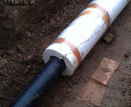 Isolation de la canalisation d'une fosse septique des eurocubes Les tuyaux sont posés avec une pente