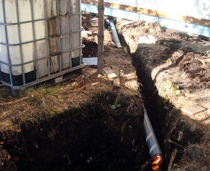 Comment faire un tuyau d'égout pour une fosse septique à partir d'Eurocubes Installation d'une fosse septique et d'un pipeline