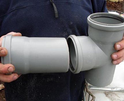 Assemblage d'un pipeline pour une fosse septique maison d'Eurocubes Tous les tuyaux interconnectés de manière fiable