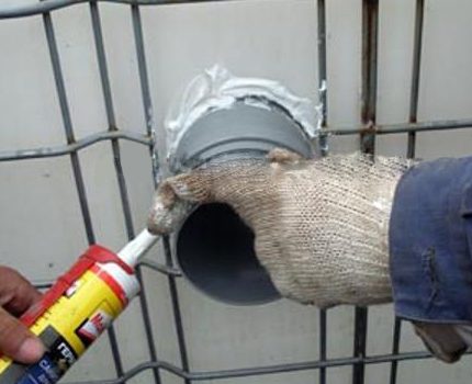 Mettre le tuyau dans une fosse septique maison à partir d'eurocubes Vous pouvez utiliser du mastic silicone pour sceller
