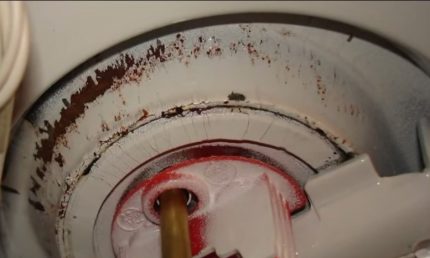Paano pumili ng isang pampainit ng tubig para sa isang apartment sa pamamagitan ng materyal na pabahay Nasira enamel