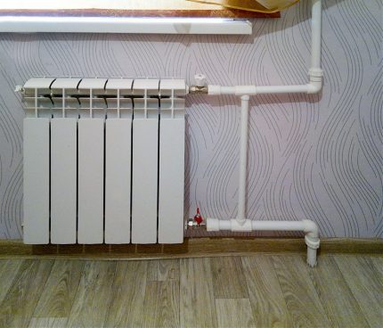 Dérivation du système de chauffage devant le radiateur Dérivation verticale du radiateur