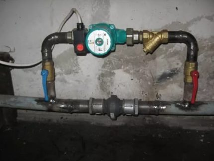 Comment est l'installation de dérivation pour un système de chauffage avec une pompe Dérivation de la pompe