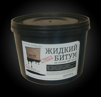 Liquid bitumen in waterproofing septic tanks from concrete rings Liquid bitumen