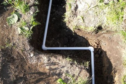 Instalación de tubos de plástico.