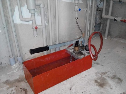 Pompe de bricolage pour tester la pression du système de chauffage Comment sertir un système de chauffage de vos propres mains
